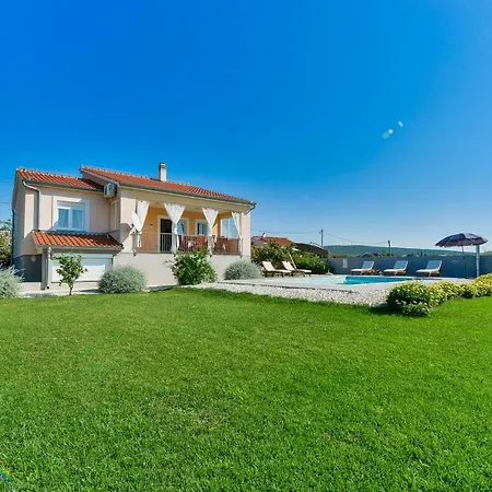 Holiday Nada Villa